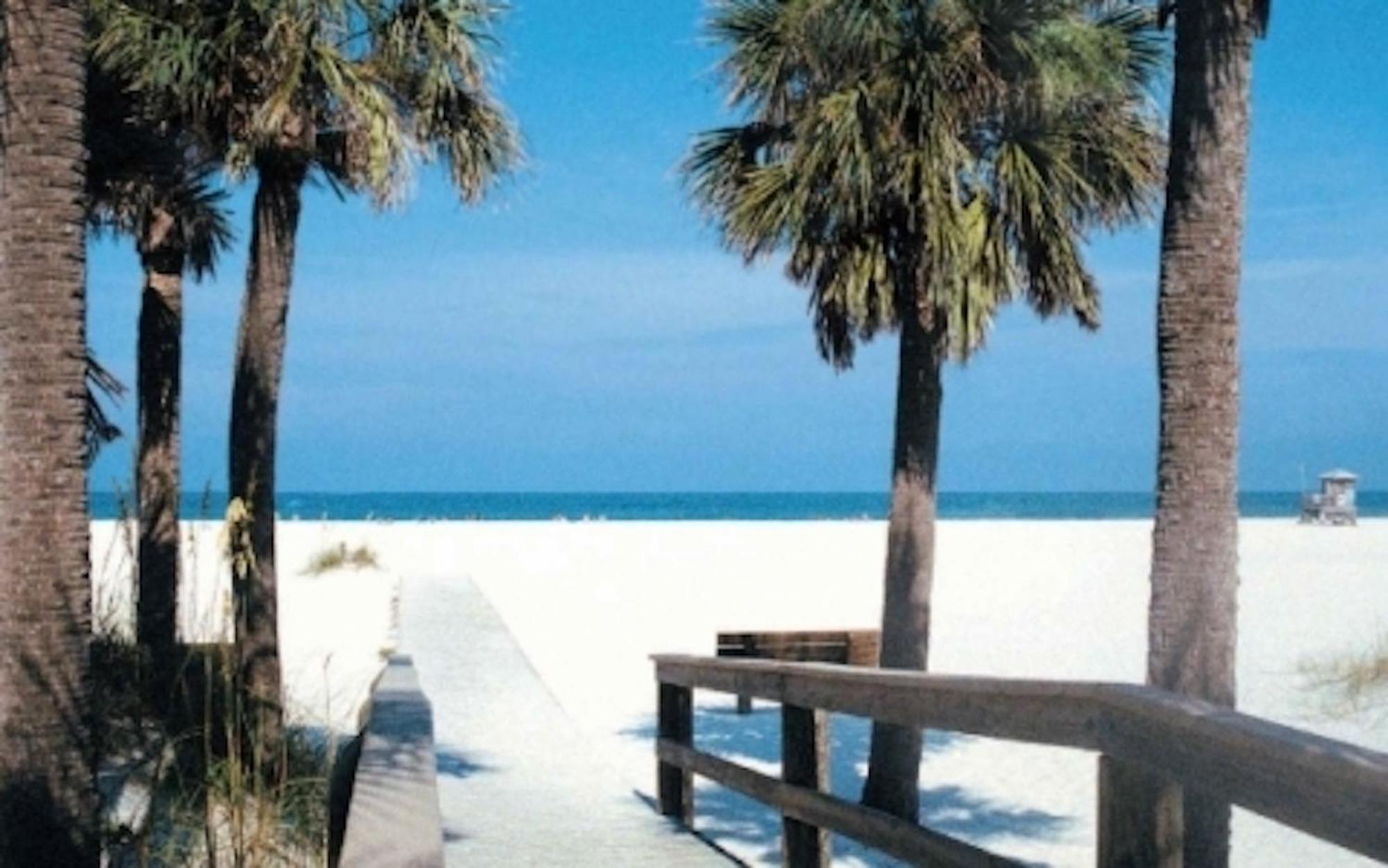 Affordable Two Bedroom Tropical Condo - Private Beach, Pools, Hot Tub St. Petersburg Exterior photo