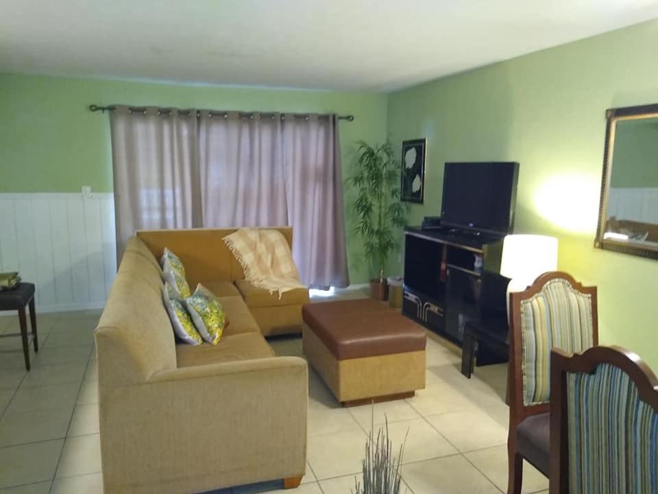 Affordable Two Bedroom Tropical Condo - Private Beach, Pools, Hot Tub St. Petersburg Exterior photo
