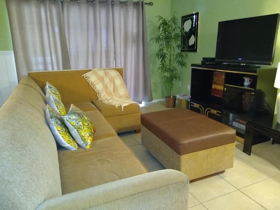 Affordable Two Bedroom Tropical Condo - Private Beach, Pools, Hot Tub St. Petersburg Exterior photo