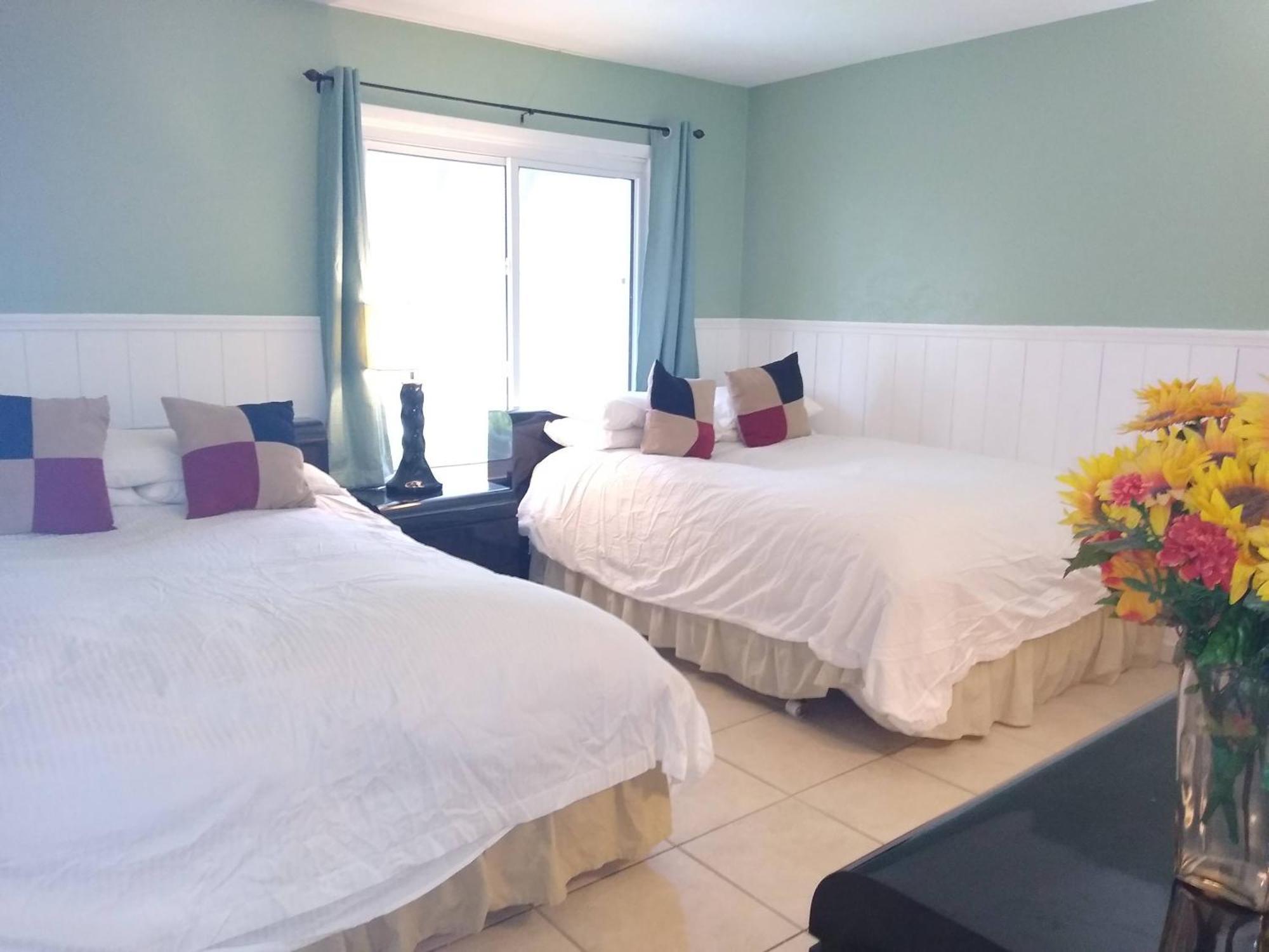 Affordable Two Bedroom Tropical Condo - Private Beach, Pools, Hot Tub St. Petersburg Exterior photo