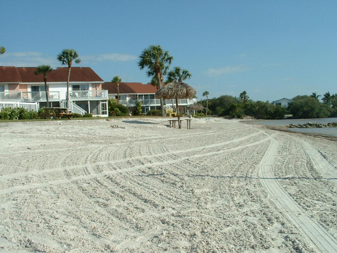 Affordable Two Bedroom Tropical Condo - Private Beach, Pools, Hot Tub St. Petersburg Exterior photo