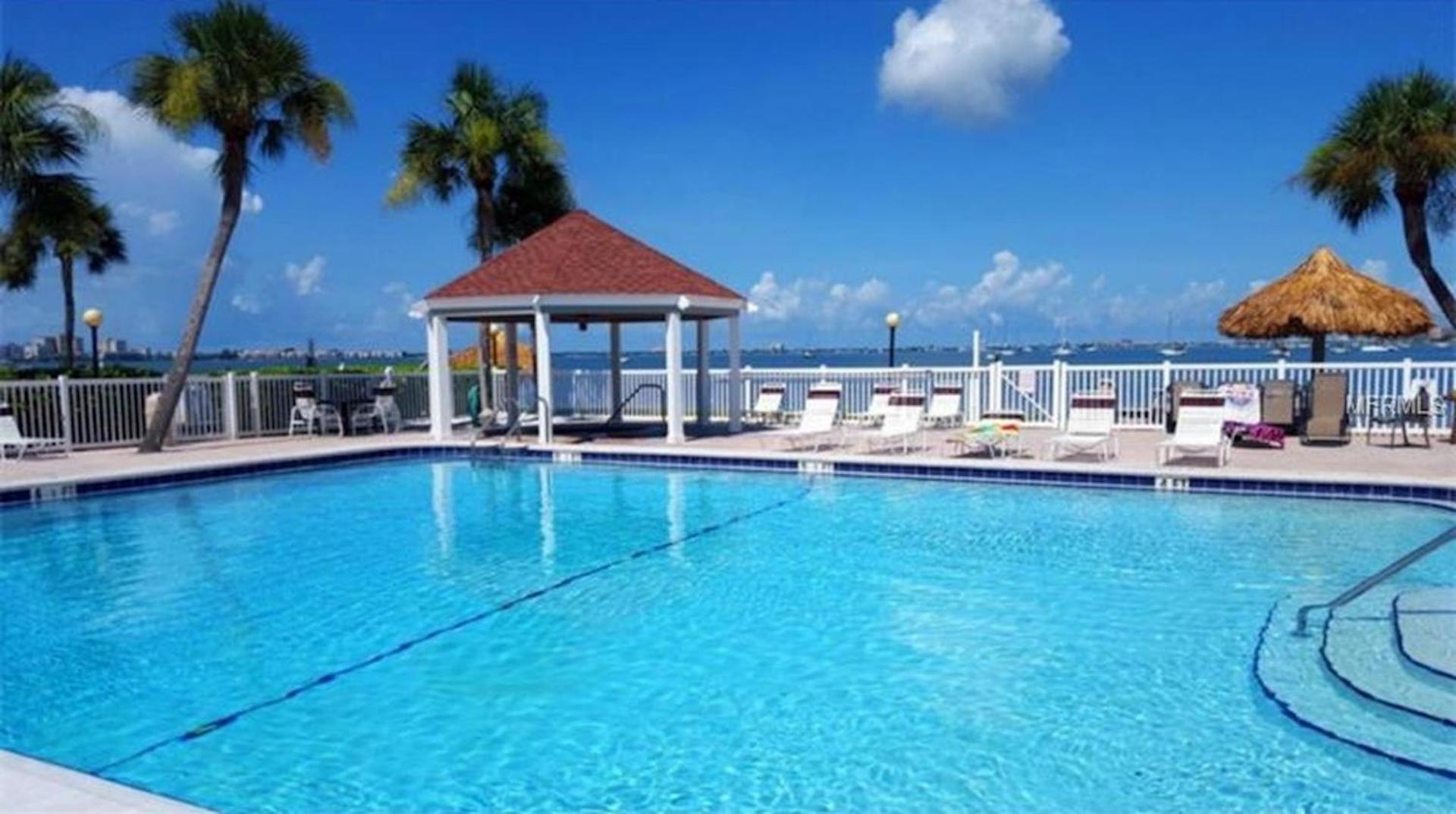 Affordable Two Bedroom Tropical Condo - Private Beach, Pools, Hot Tub St. Petersburg Exterior photo