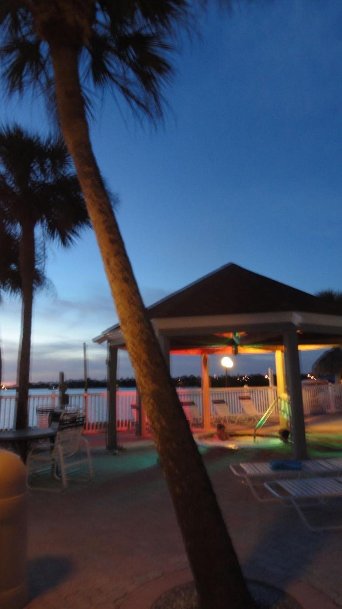 Affordable Two Bedroom Tropical Condo - Private Beach, Pools, Hot Tub St. Petersburg Exterior photo