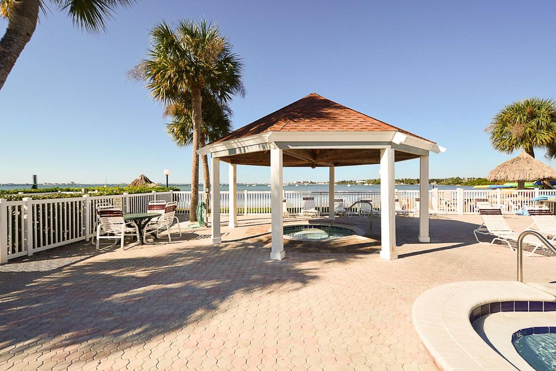 Affordable Two Bedroom Tropical Condo - Private Beach, Pools, Hot Tub St. Petersburg Exterior photo