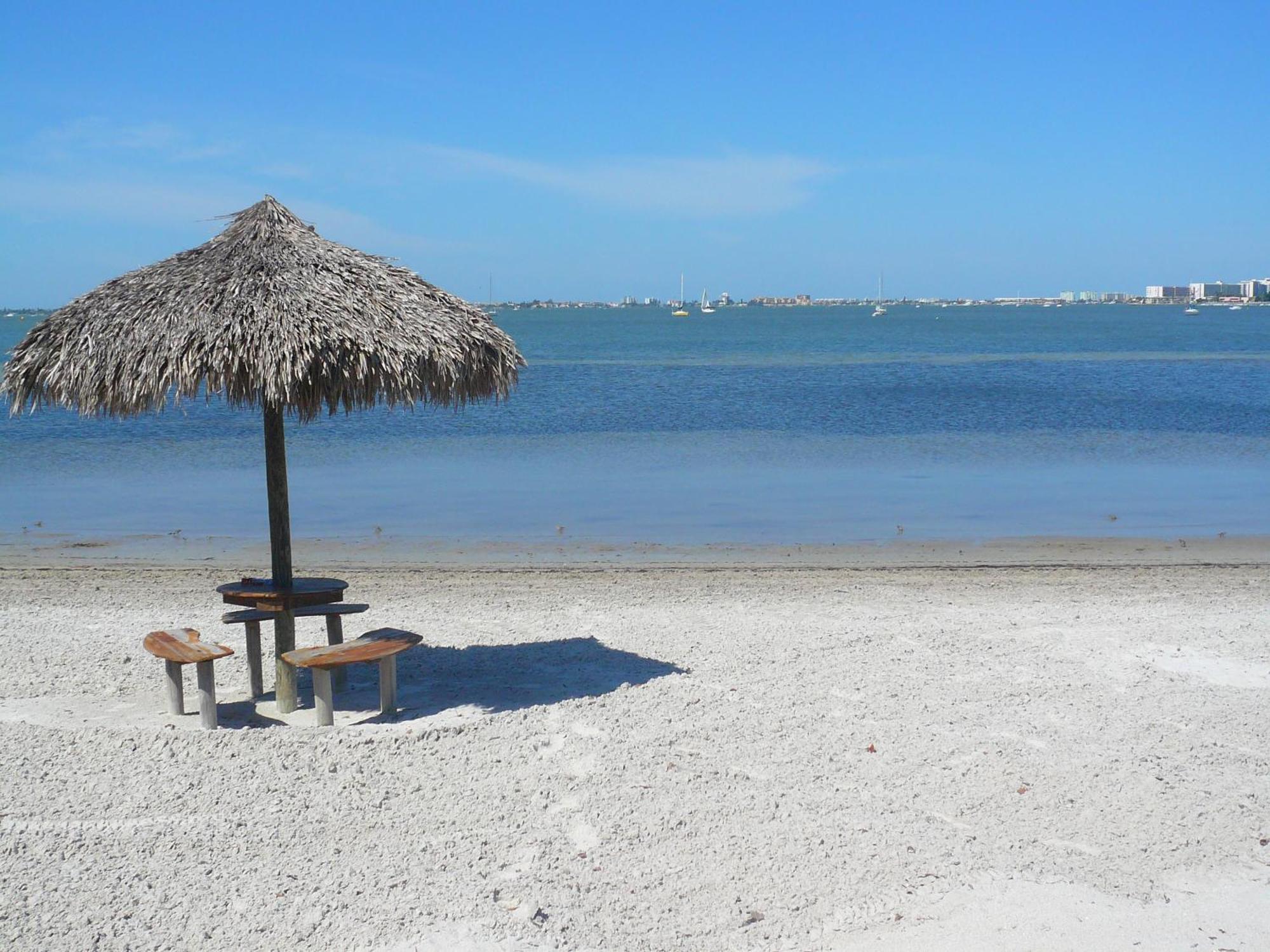 Affordable Two Bedroom Tropical Condo - Private Beach, Pools, Hot Tub St. Petersburg Exterior photo