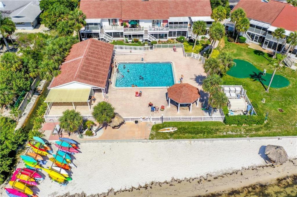 Affordable Two Bedroom Tropical Condo - Private Beach, Pools, Hot Tub St. Petersburg Exterior photo