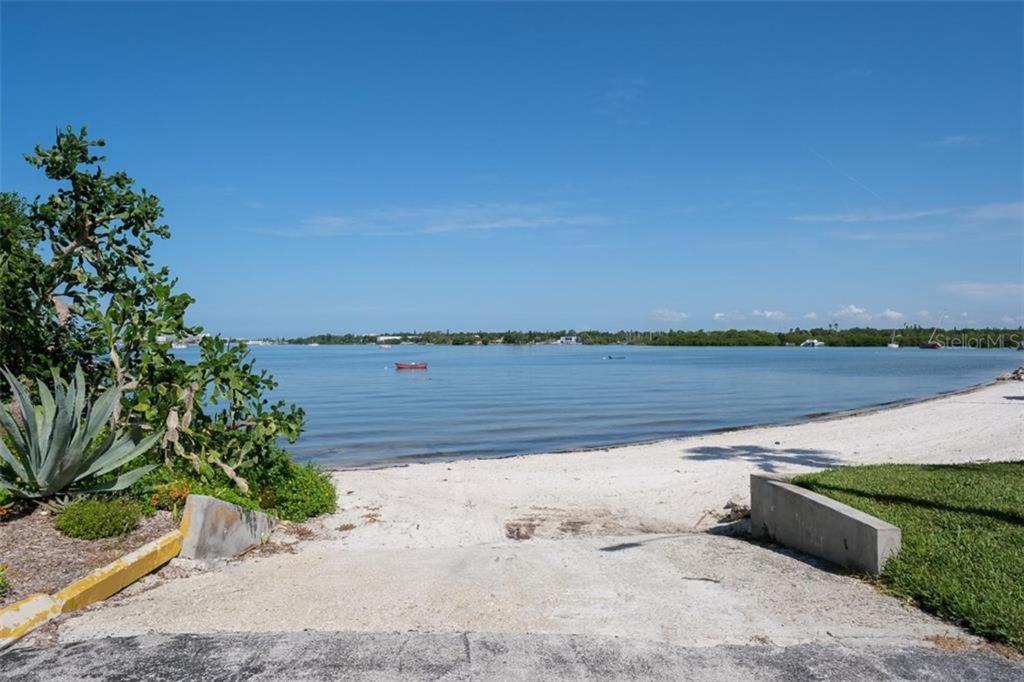 Affordable Two Bedroom Tropical Condo - Private Beach, Pools, Hot Tub St. Petersburg Exterior photo