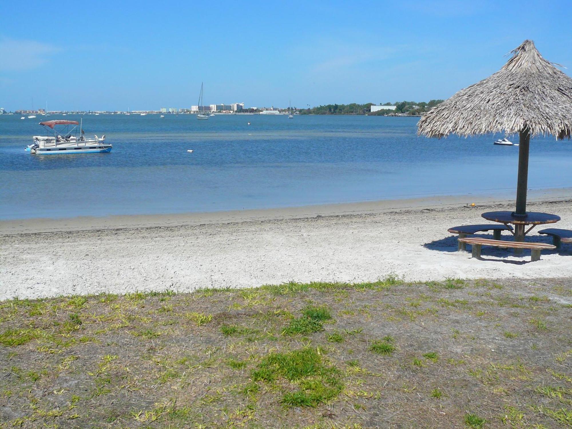 Affordable Two Bedroom Tropical Condo - Private Beach, Pools, Hot Tub St. Petersburg Exterior photo