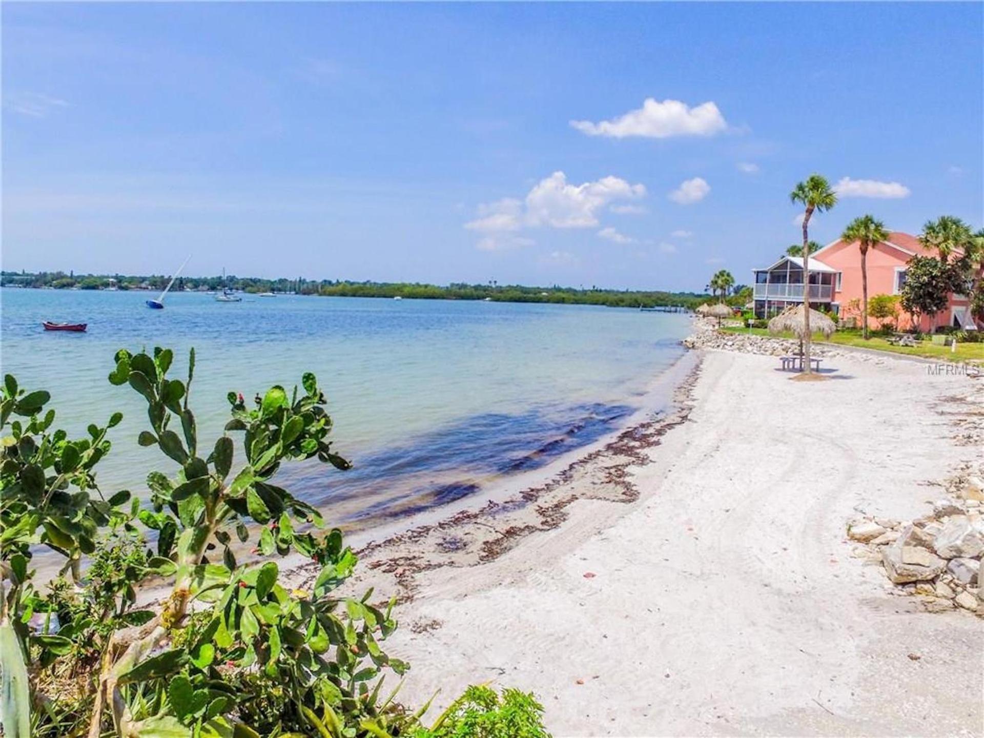 Affordable Two Bedroom Tropical Condo - Private Beach, Pools, Hot Tub St. Petersburg Exterior photo
