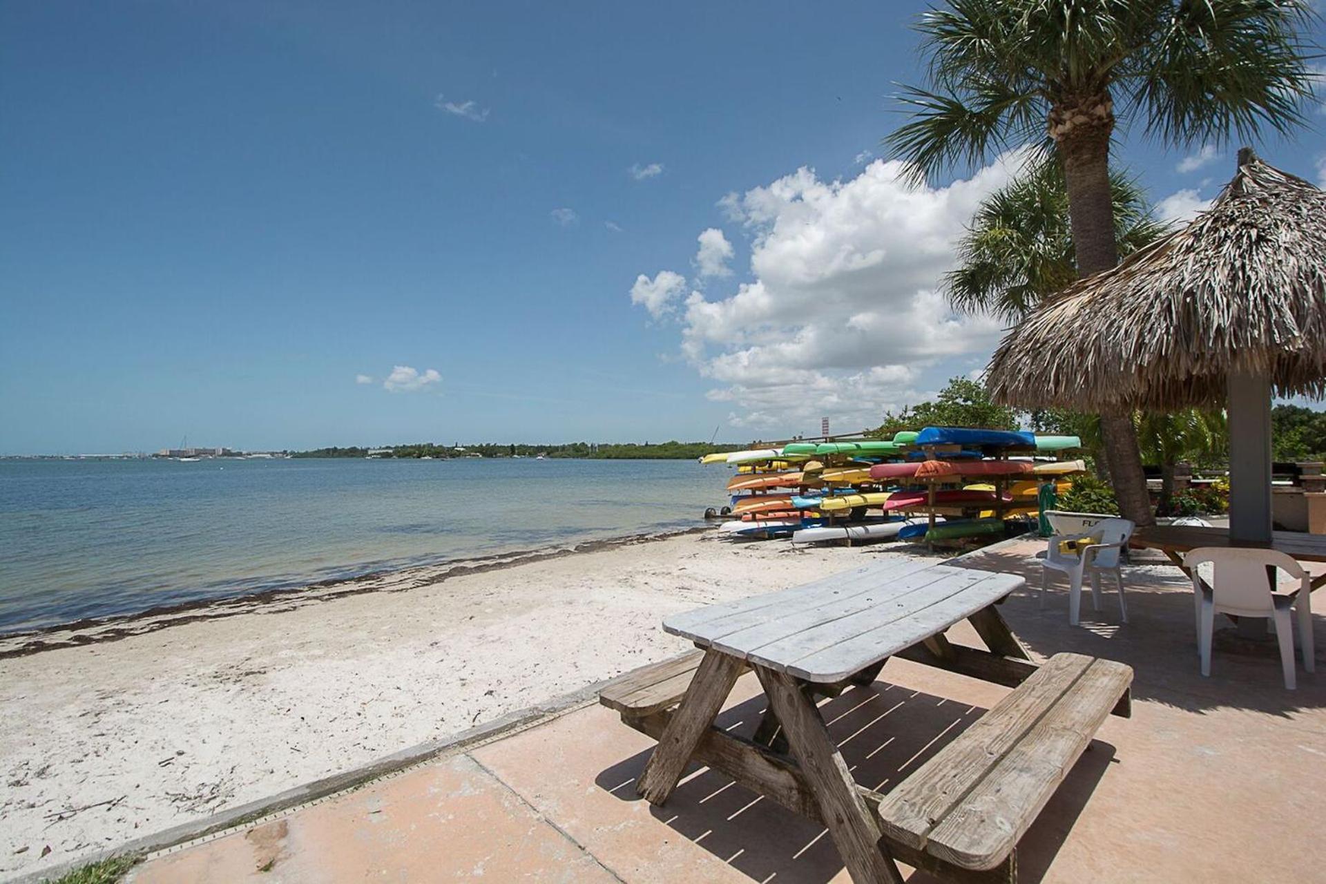 Affordable Two Bedroom Tropical Condo - Private Beach, Pools, Hot Tub St. Petersburg Exterior photo