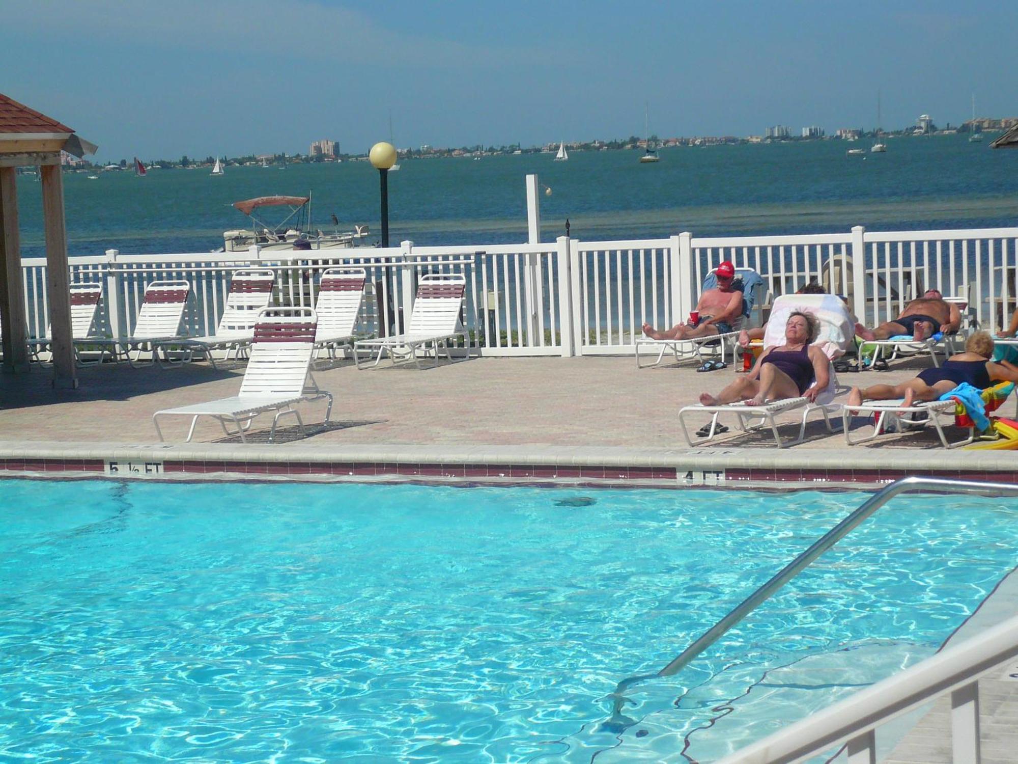 Affordable Two Bedroom Tropical Condo - Private Beach, Pools, Hot Tub St. Petersburg Exterior photo