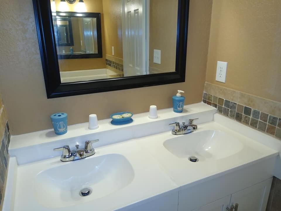 Affordable Two Bedroom Tropical Condo - Private Beach, Pools, Hot Tub St. Petersburg Exterior photo