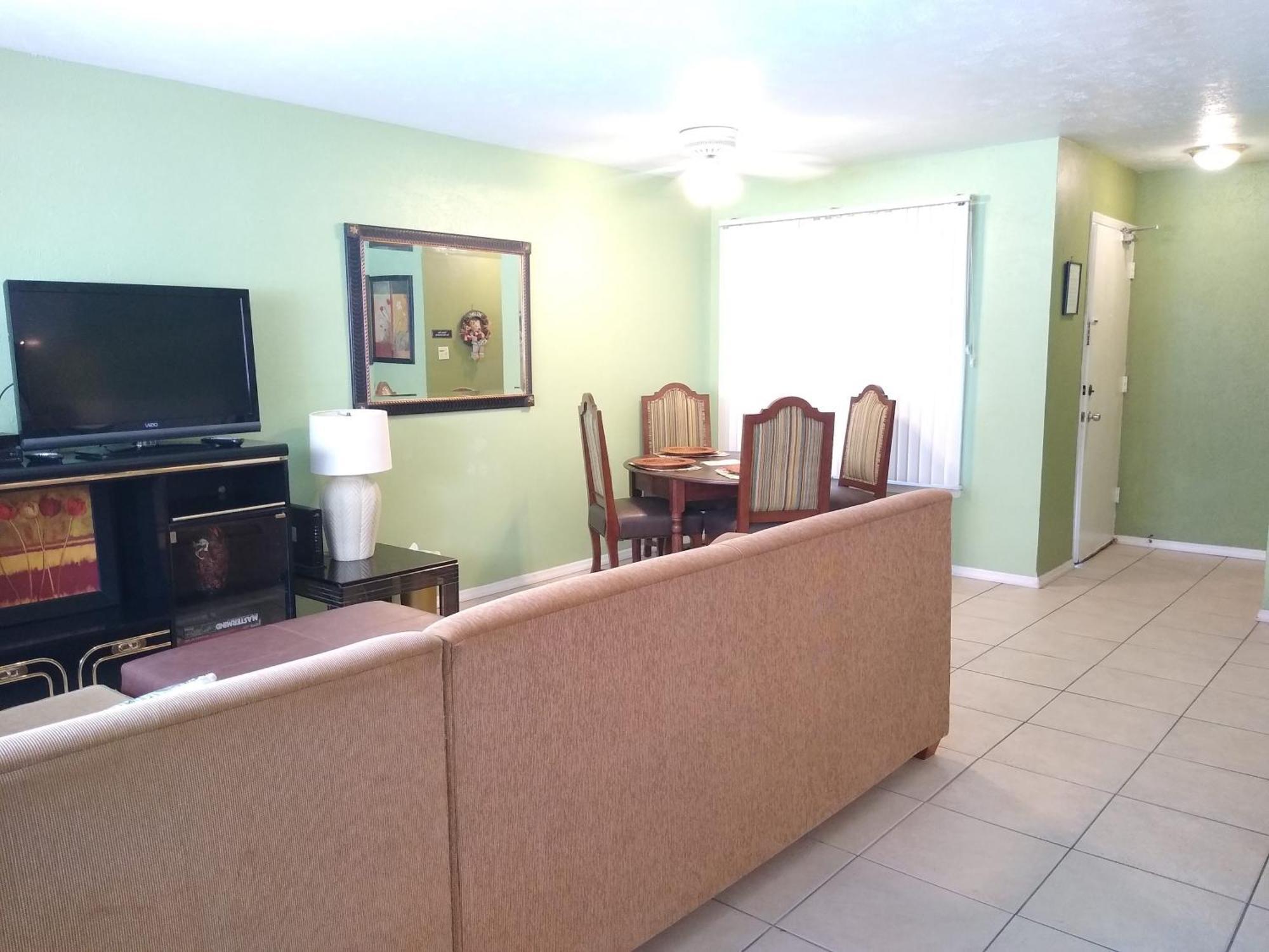 Affordable Two Bedroom Tropical Condo - Private Beach, Pools, Hot Tub St. Petersburg Exterior photo